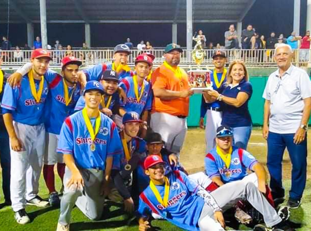 Aruba Rotary Sluggers a bira campeon di baseball Hubenil